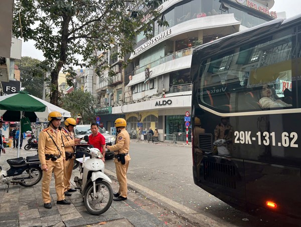 Giao thông, môi trường được cải thiện sau khi cấm xe khách theo giờ vào phố cổ