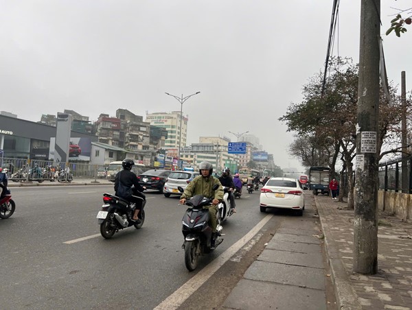 Công an Hà Nội quyết liệt ngăn chặn xe máy đi ngược chiều