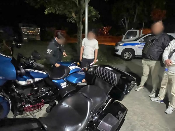 Phạt 2 người nước ngoài đi mô tô bỏ 2 tay trên đường Võ Chí Công 