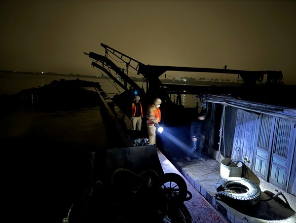 Bắt giữ tàu khai thác cát trái phép trên sông Hồng