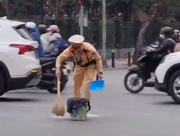 CSGT Hà Nội cặm cụi quét kính vỡ trên đường 