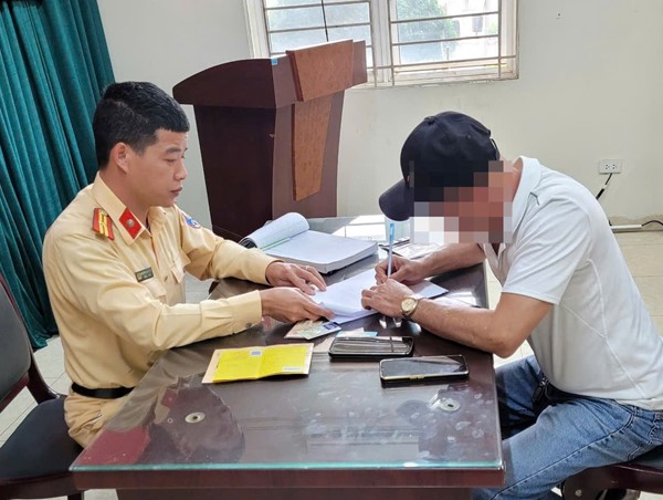 Phạt tài xế xe khách đánh võng trên Đại lộ Thăng Long