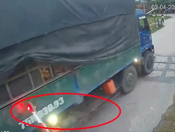 Chuyển Cơ quan điều tra vụ việc vi phạm vượt rào chắn đường sắt