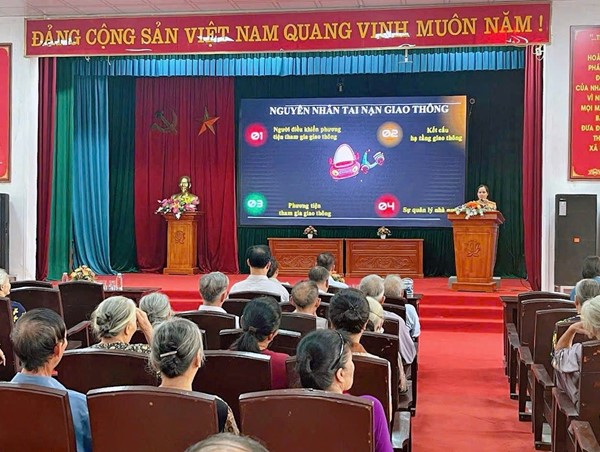 ​  Tuyên truyền luật giao thông tới Hội nông dân huyện Hoài Đức