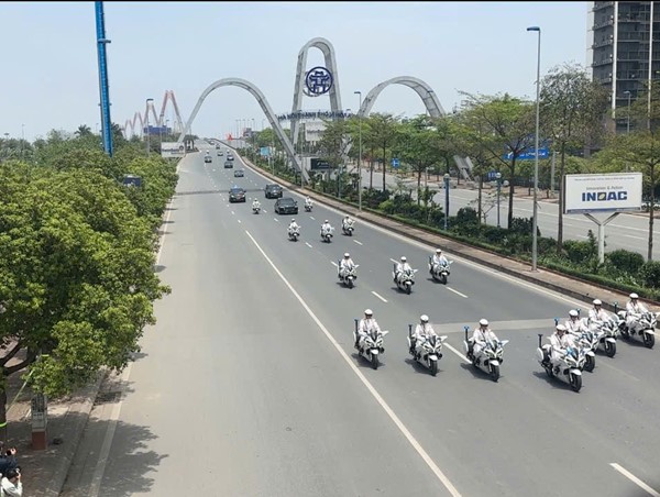 Đoàn xe chở Tổng Bí thư, Chủ tịch nước Trung Quốc Tập Cận Bình di chuyển trên đường phố Hà Nội