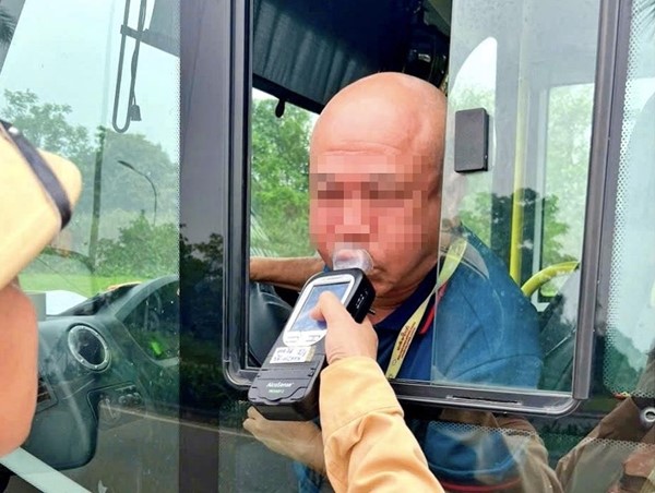 Nhiều tài xế xe khách chở công nhân vi phạm nồng độ cồn
