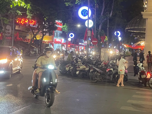 Cần xử lý nghiêm tình trạng “chặt chém” phí trông giữ phương tiện trên phố đi bộ