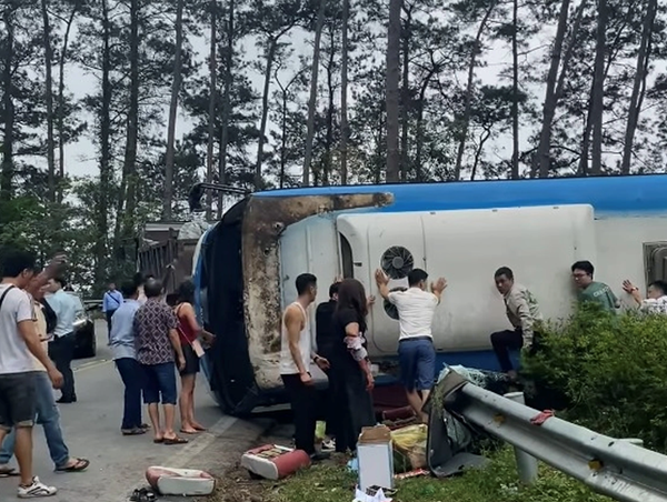 Tạm giữ tài xế xe khách bị lật ở Tam Đảo