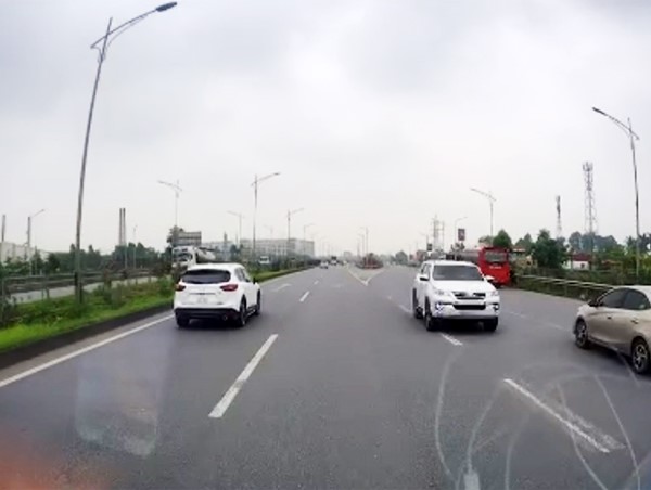 Điều khiển xe ngược chiều trên cao tốc, tài xế bị phạt tới 40 triệu đồng