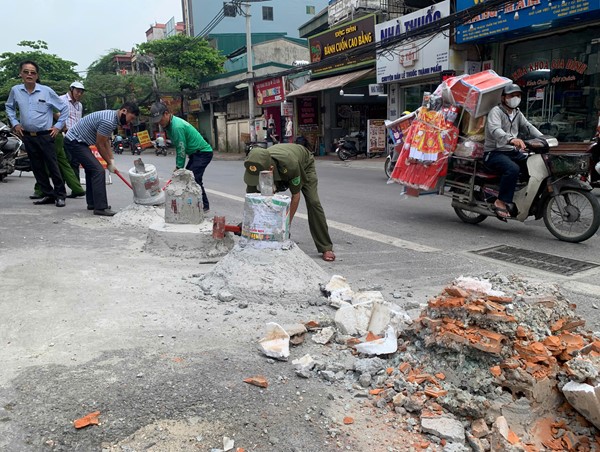 Phá dỡ trụ bê tông trái phép trước cửa chung cư Lilama Lĩnh Nam