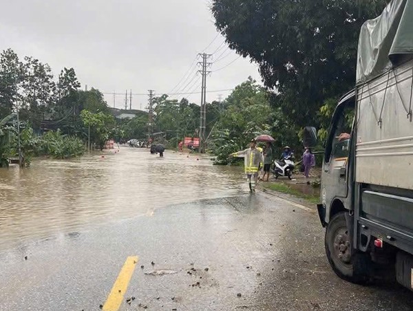 Mưa lớn làm ngập quốc lộ 2