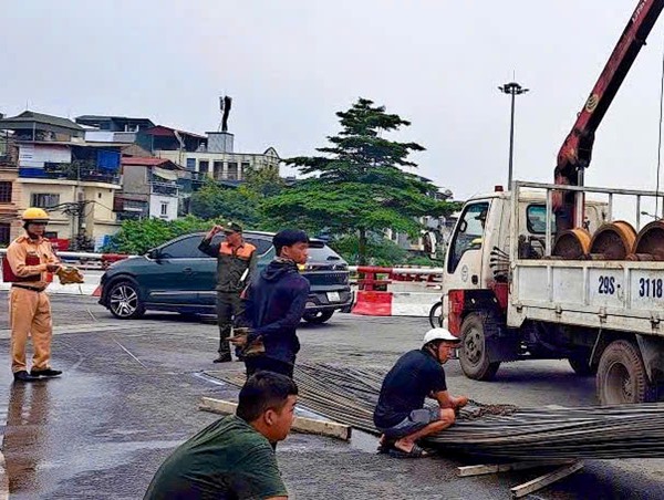 Xử phạt tài xế làm rơi nhiều thanh sắt dài xuống đường