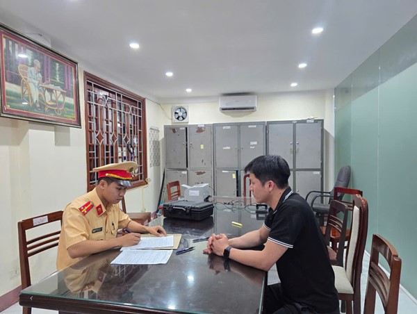  Tài xế bị lập biên bản vì lùi xe trên cao tốc