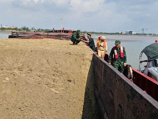 Bộ đội phối hợp với cảnh sát giao thông bắt giữ tàu chở cát lậu