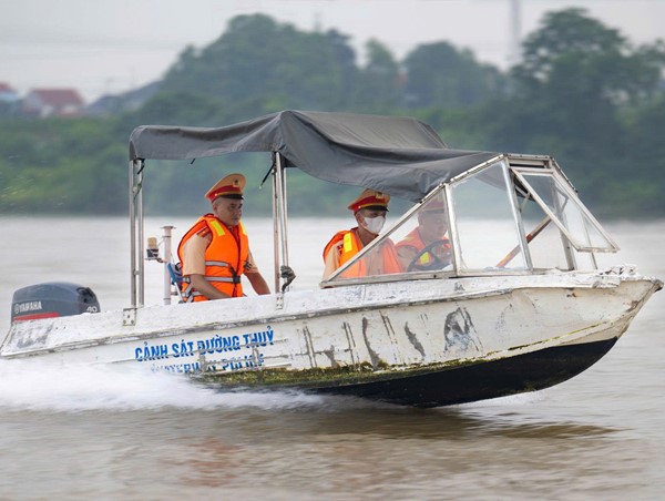 Tăng cường kiểm tra phương tiện kinh doanh vận tải trên sông Hồng