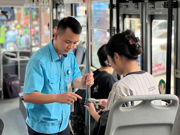 Nhân lên hình ảnh đẹp, thân thiện của xe buýt Thủ đô