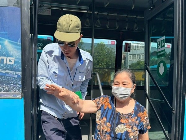 Con người là nòng cốt nâng cao chất lượng dịch vụ vận tải hành khách công cộng  