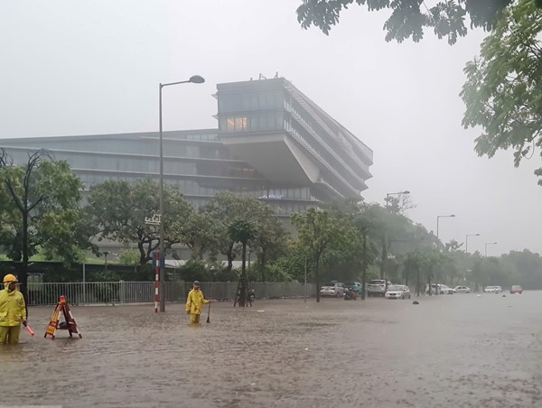 Hà Nội mưa to trắng trời kéo dài chưa dứt, nhiều tuyến phố ngập cục bộ