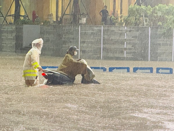 Hà Nội: Lực lượng chức năng dầm mưa hỗ trợ người dân đi lại