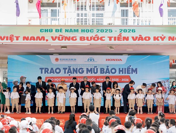 Trao 1,8 triệu mũ bảo hiểm cho học sinh tiểu học