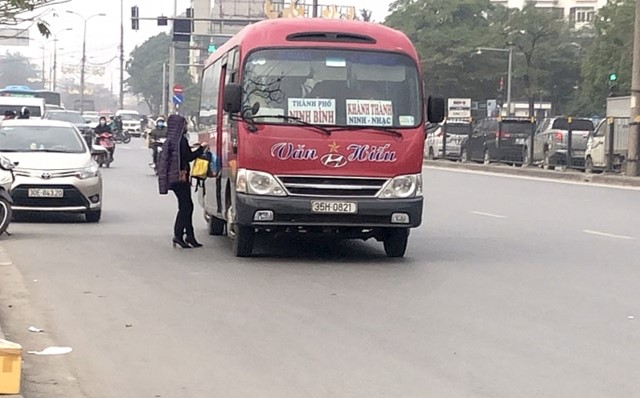 Hàng loạt xe khách “ăn khách” trên đường Giải Phóng hang loat xe khach an khach tren duong giai phong