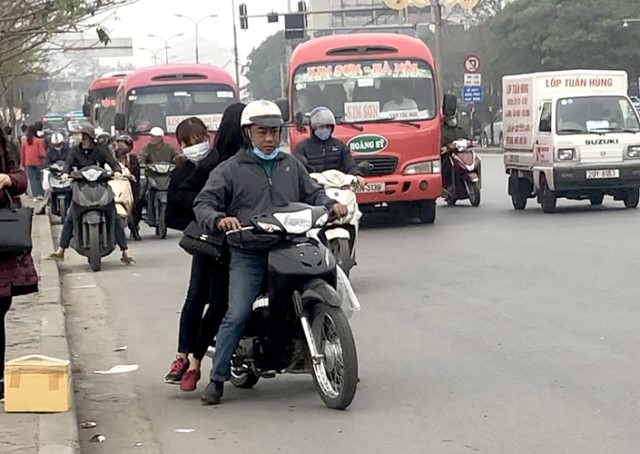 Hàng loạt xe khách “ăn khách” trên đường Giải Phóng hang loat xe khach an khach tren duong giai phong