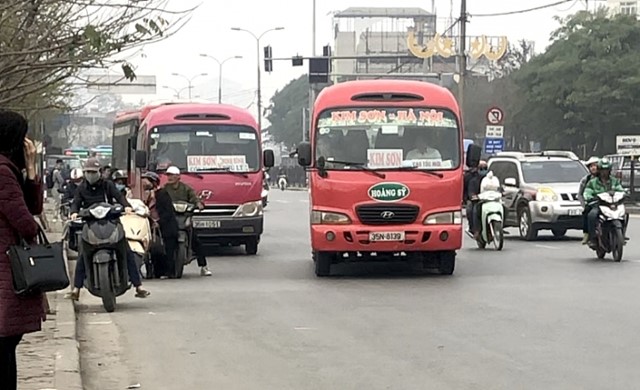 Hàng loạt xe khách “ăn khách” trên đường Giải Phóng hang loat xe khach an khach tren duong giai phong