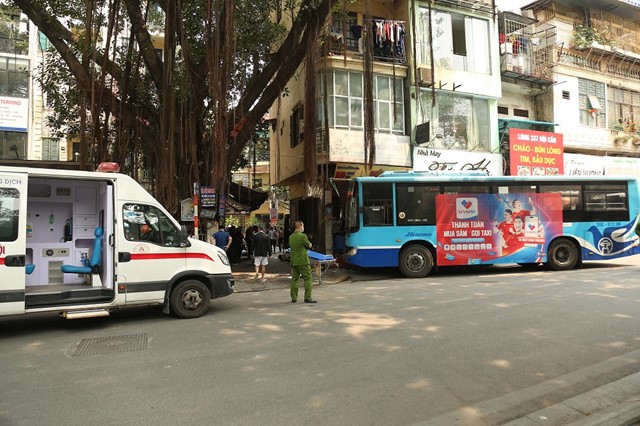 Xe buýt Liên Ninh đâm vào quán ăn trên phố Đội Cấn, 3 người bị thương | Hà  Nội | Giao thông Hà Nội - Chuyên trang của Báo điện tử Kinh tế đô thị