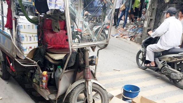 Hà Nội: Chở hàng nặng, xe ba bánh đè chết người khi đang xuống dốc