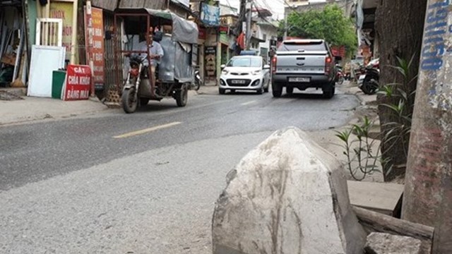 Xe ba bánh đè chết người: Oan mạng vì bục bê tông tự phát