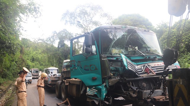 Xe đầu kéo va chạm với xe tải, đèo Bảo Lộc kẹt cứng