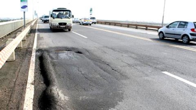 Mặt cầu Thăng Long tiếp tục xuống cấp nghiêm trọng