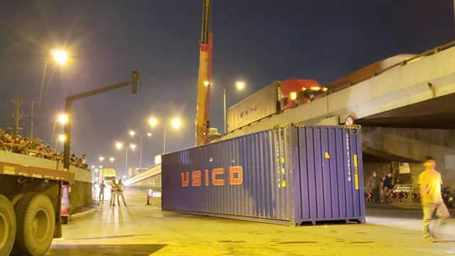 Thùng container rụng xuống đường, nhiều người may mắn thoát nạn