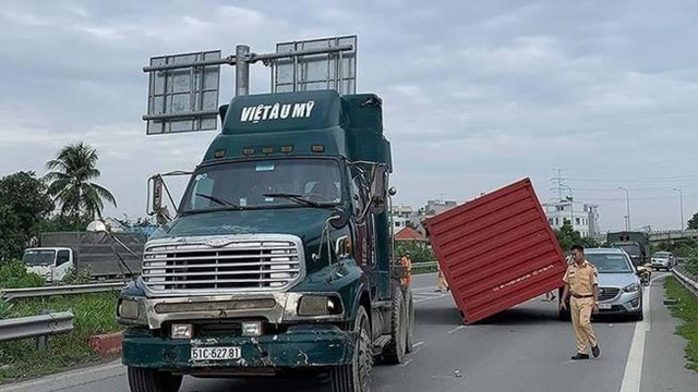 Hiểm họa từ những chiếc container “bay” trên đường