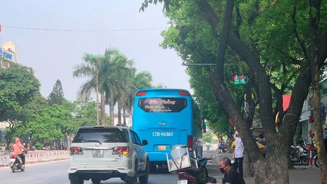 Xe khách đại náo phố Kim Đồng