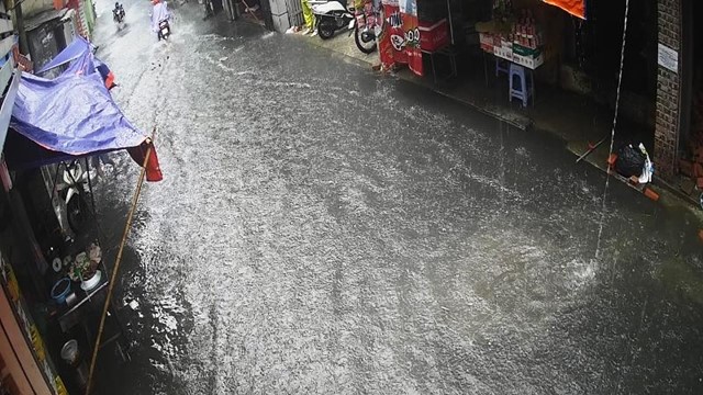 Giao thông gặp khó do cơn mưa sáng ngày 5/7