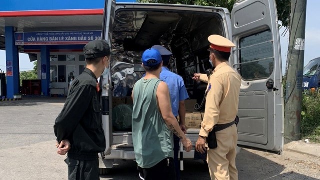 Hà Nội: Phát hiện xe tải chở mỹ phẩm không rõ nguồn gốc xuất xứ