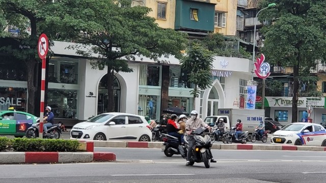 Muôn kiểu vi phạm luật giao thông tại nút Trúc Khuê – Nguyễn Chí Thanh