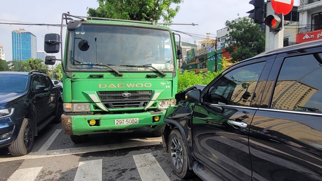 Đang dừng đèn đỏ, xe vệ sinh môi trường bị đâm trực diện