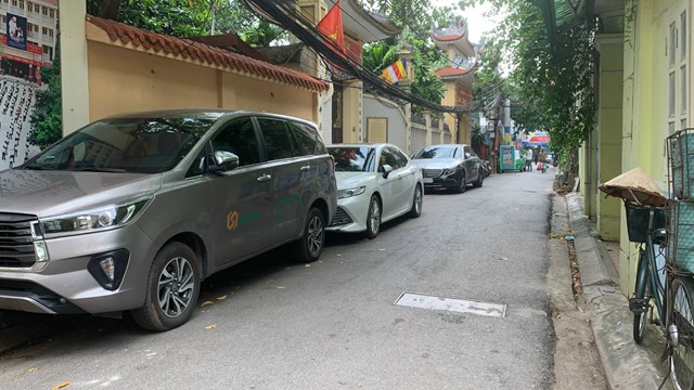 Hà Nội: Cổng trường THCS Láng Hạ đang bị chiếm dụng lòng đường, vỉa hè? 