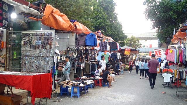 Vi phạm trật tự đô thị tái diễn trên phố Phan Văn Trường