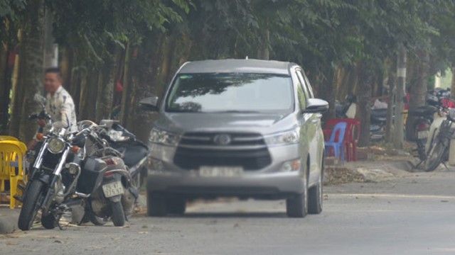 Bán hàng ven đường Đại lộ Thăng Long gây nguy hiểm