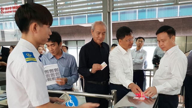 Hà Nội: Chính thức sử dụng vé điện tử đi buýt nhanh BRT