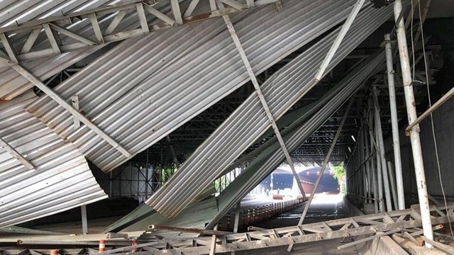 Video: Xe tải kéo sập giàn giáo trước hầm Thủ Thiêm, giao thông kẹt cứng 