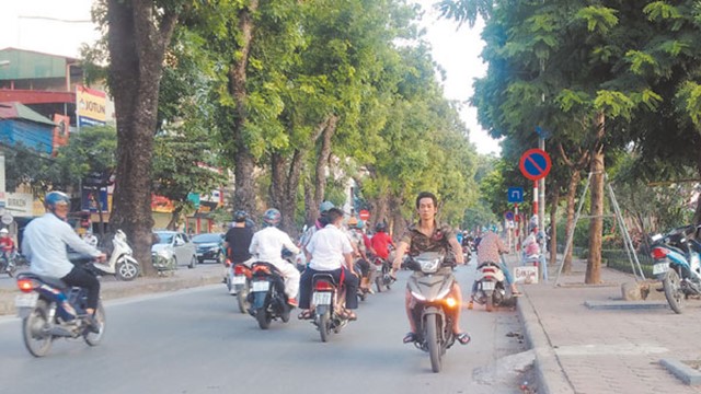 Điểm nóng giao thông: Ngang nhiên đi ngược chiều trên đường Láng