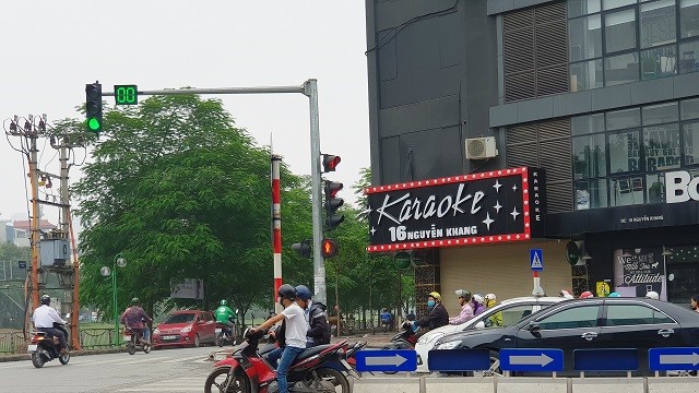 Lấn làn nguy hiểm tại ngã tư Nguyễn Khang - Vũ Phạm Hàm