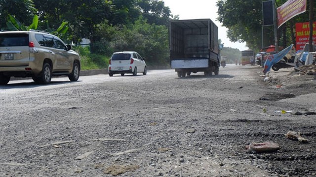 Đường dẫn cầu vượt Đại lộ Thăng Long xuống cấp