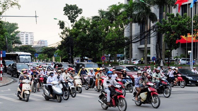 Đảm bảo trật tự an toàn giao thông đường bộ tại Hà Nội: Quản lý chặt mô tô, xe máy