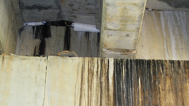 Cao tốc Đà Nẵng – Quảng Ngãi bị hỏng: Nghi vấn công trình bị “rút ruột”