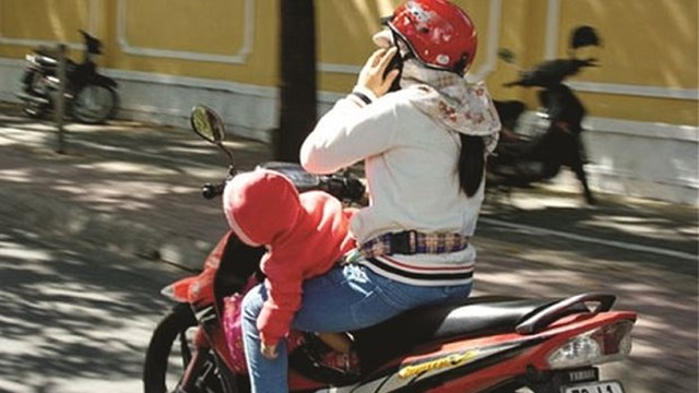 Dùng điện thoại khi lái xe, nguy cơ tai nạn giao thông cao gấp 4 lần